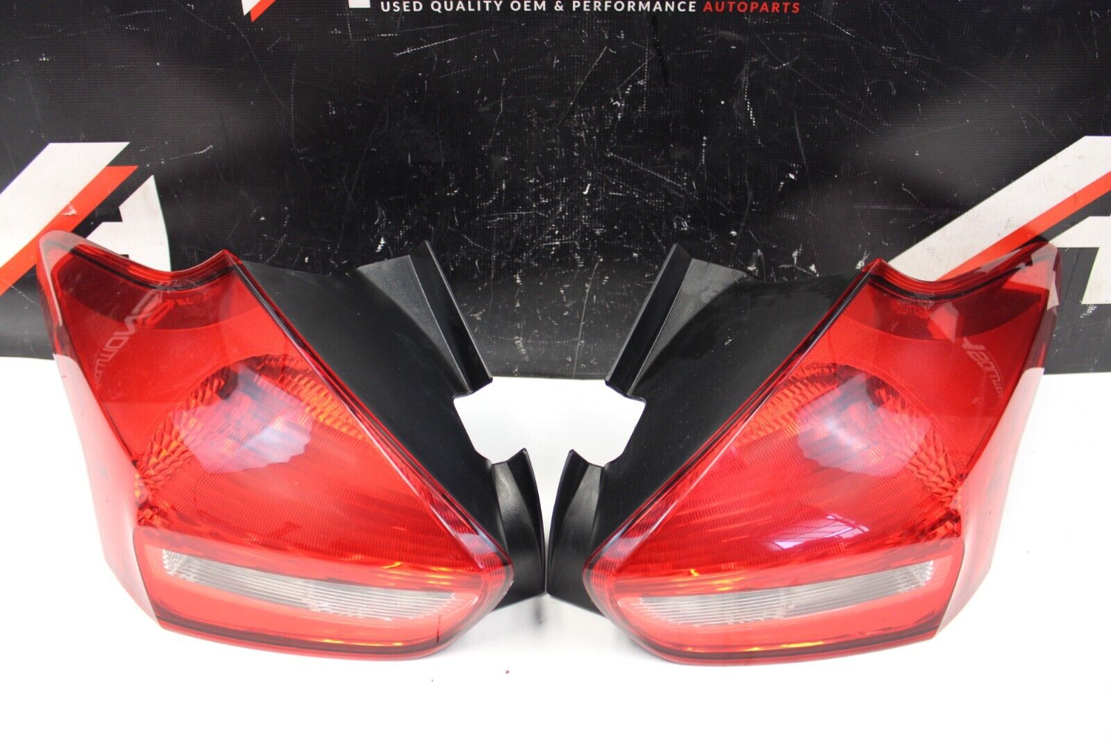 2016 Ford Focus ST Hatchback Tail Light Pair