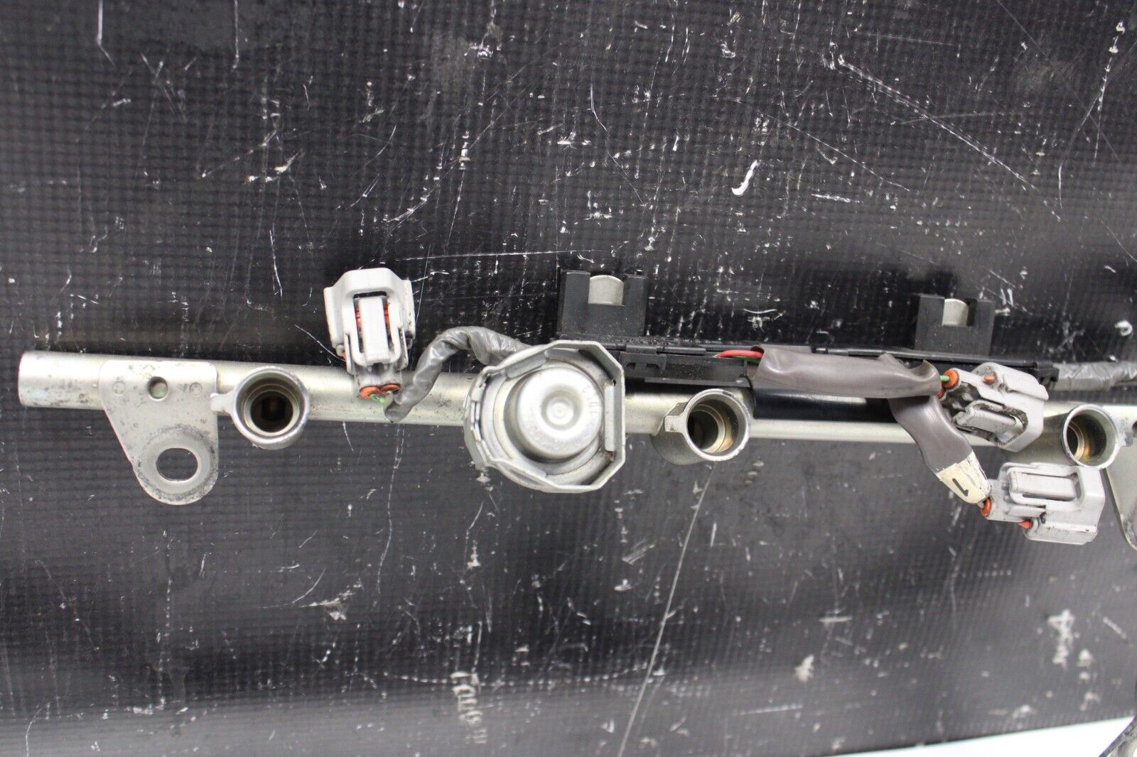 09-20 Nissan 370Z Fuel Rail OEM