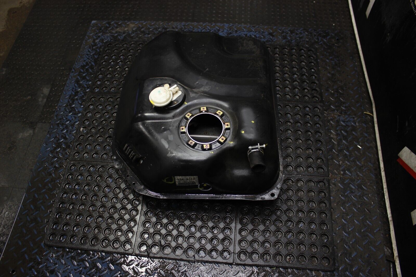 2000-2005 Honda S2000 STOCK FUEL GAS TANK ASSEMBLY OEM 7k Miles